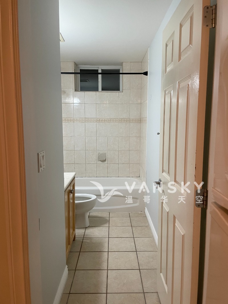 260417213413_3. Bathrm.jpg